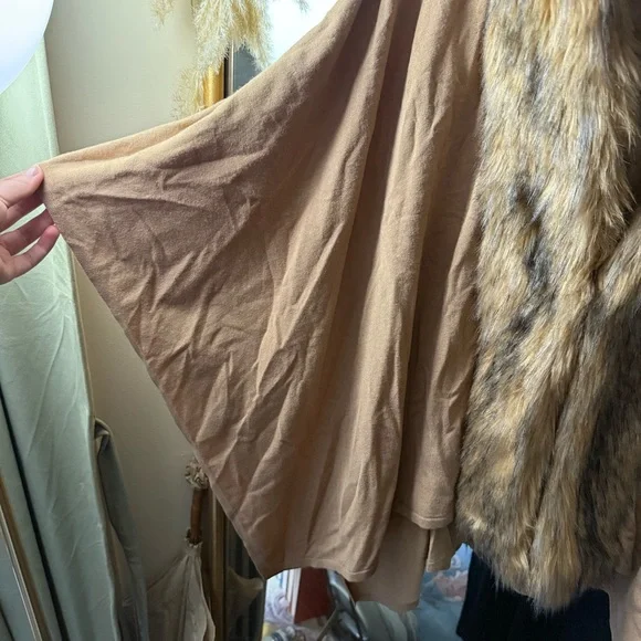 JM Collection Tan Cape Shawl with Faux Fur Trim NWT - Picture 5 of 6